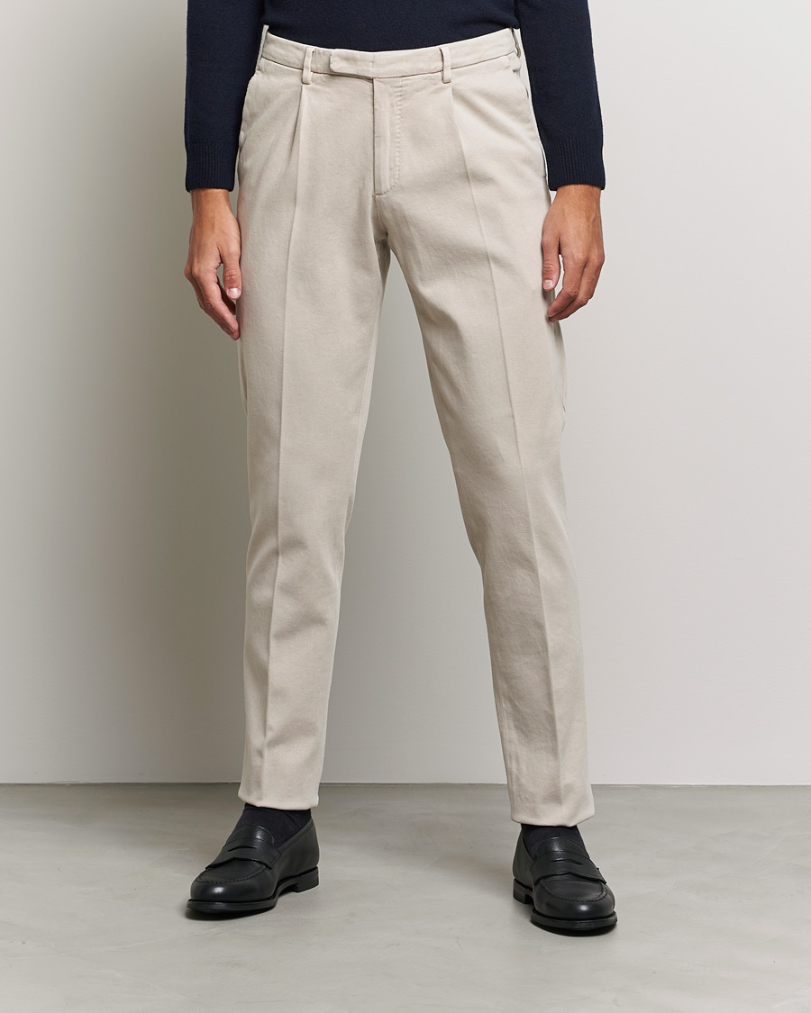 Hombres | Pantalones | Boglioli | Pleated Cotton Twill Trousers Beige