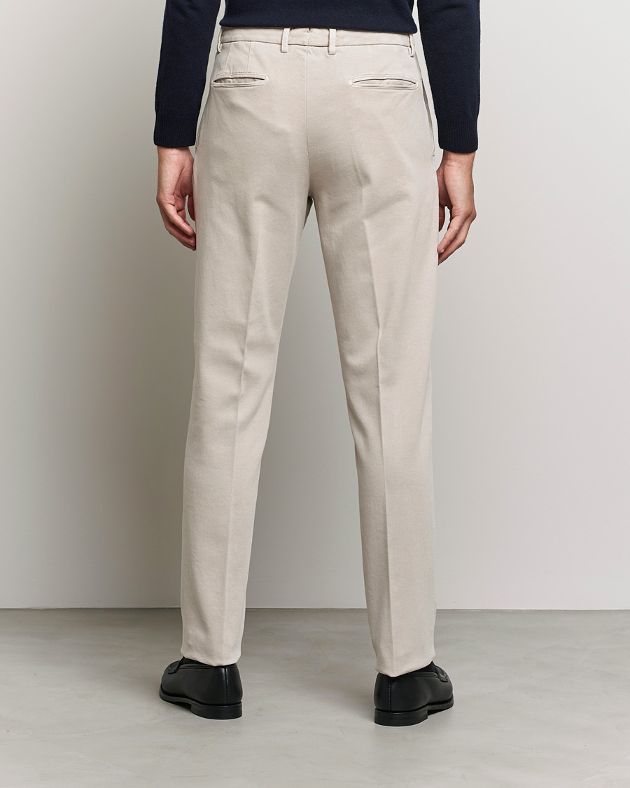 Hombres | Pantalones | Boglioli | Pleated Cotton Twill Trousers Beige