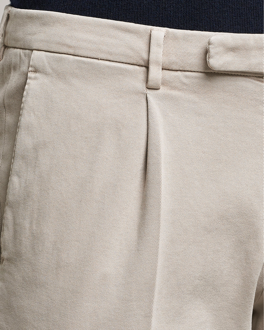 Hombres | Pantalones | Boglioli | Pleated Cotton Twill Trousers Beige