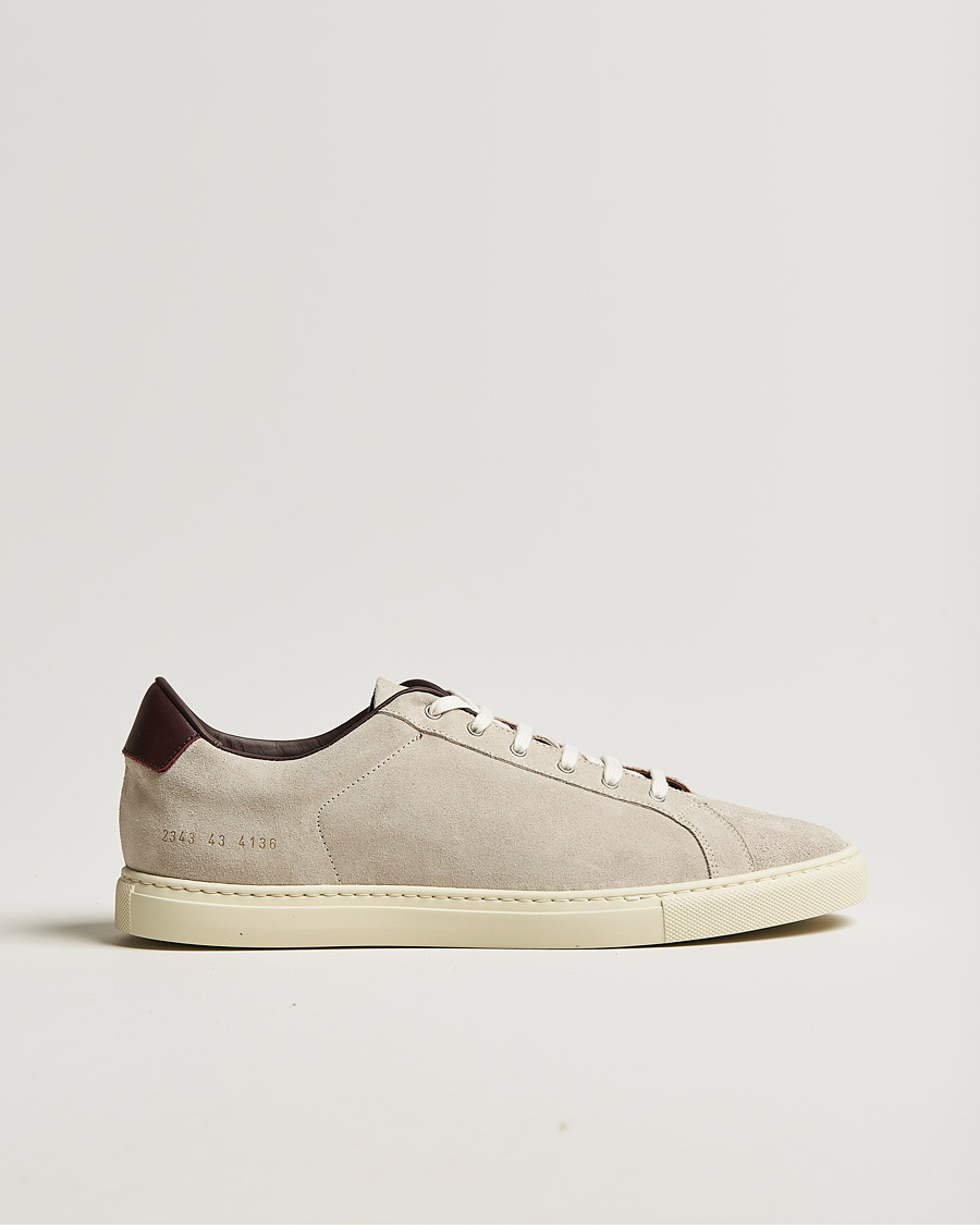 Hombres | Common Projects Retro Low Suede Sneaker Off White/Red | Common Projects | Retro Low Suede Sneaker Off White/Red