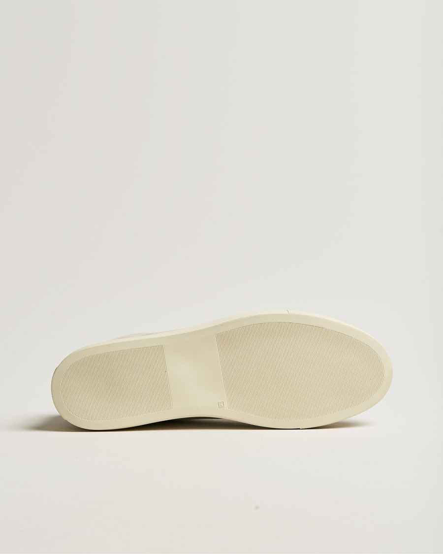 Hombres | Common Projects Retro Low Suede Sneaker Off White/Red | Common Projects | Retro Low Suede Sneaker Off White/Red