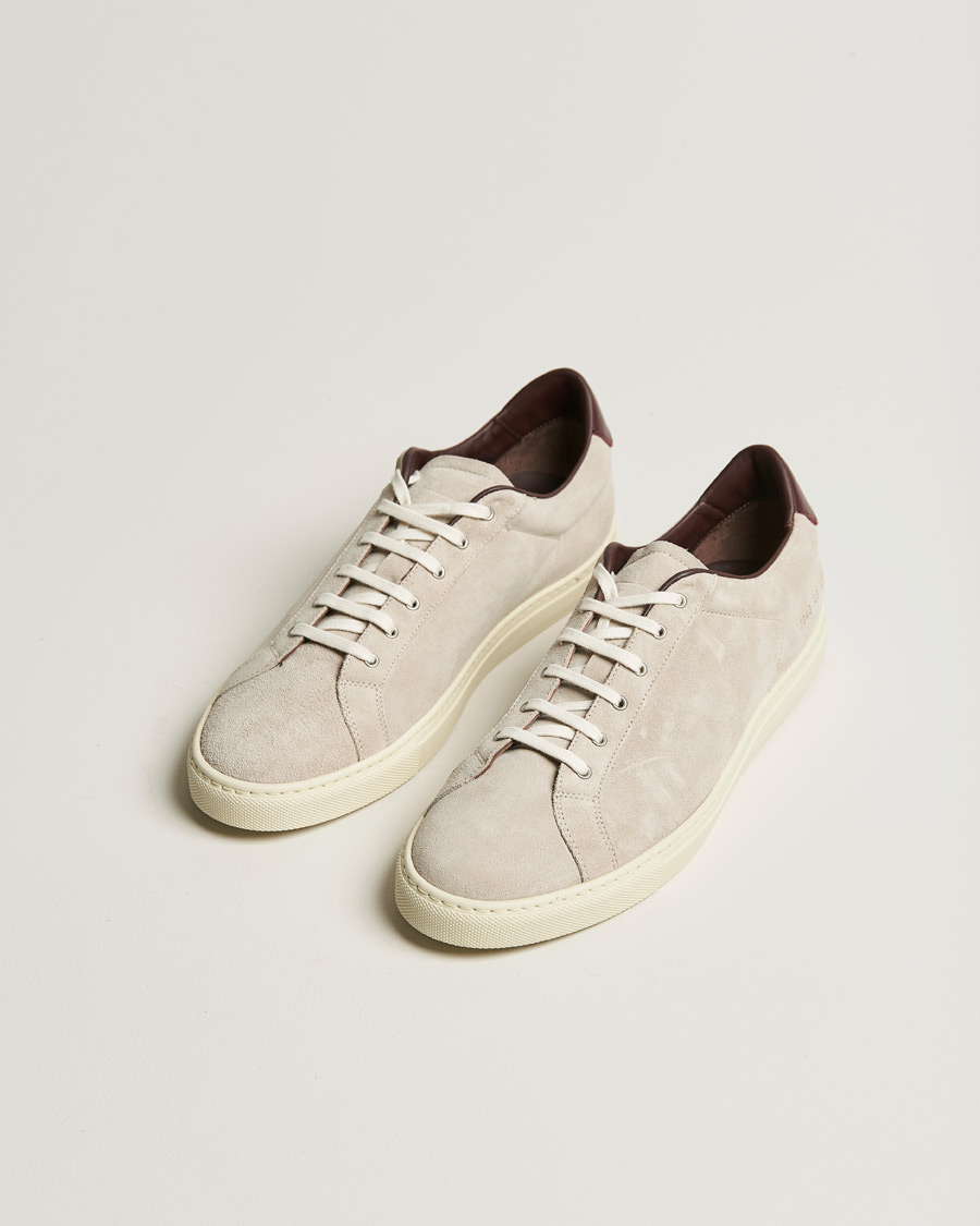 Hombres | Common Projects Retro Low Suede Sneaker Off White/Red | Common Projects | Retro Low Suede Sneaker Off White/Red