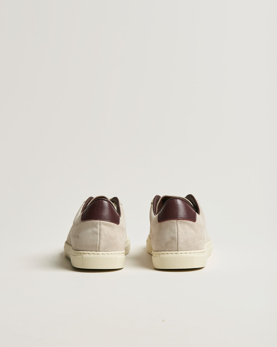 Hombres | Common Projects Retro Low Suede Sneaker Off White/Red | Common Projects | Retro Low Suede Sneaker Off White/Red