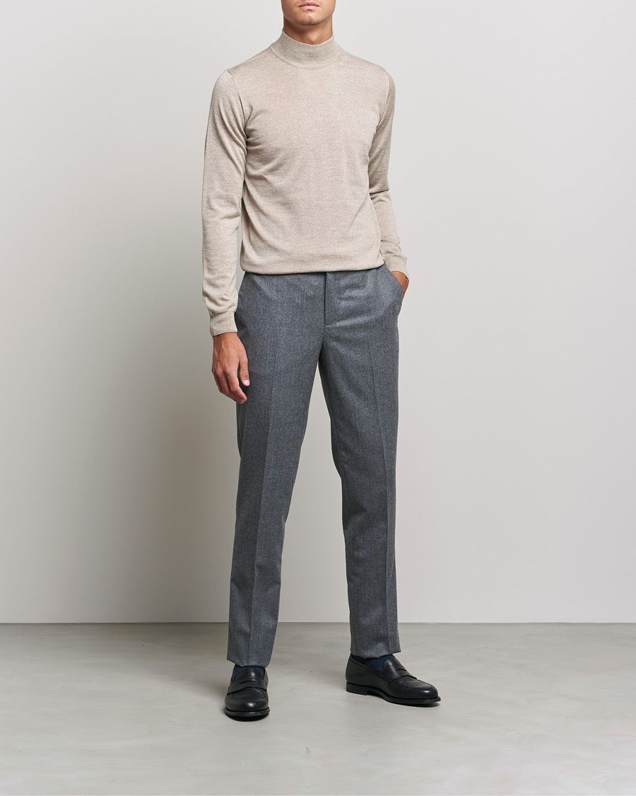 Hombres | Jerséis y prendas de punto | Oscar Jacobson | Hilton Extrafine Merino Mock Neck Beige