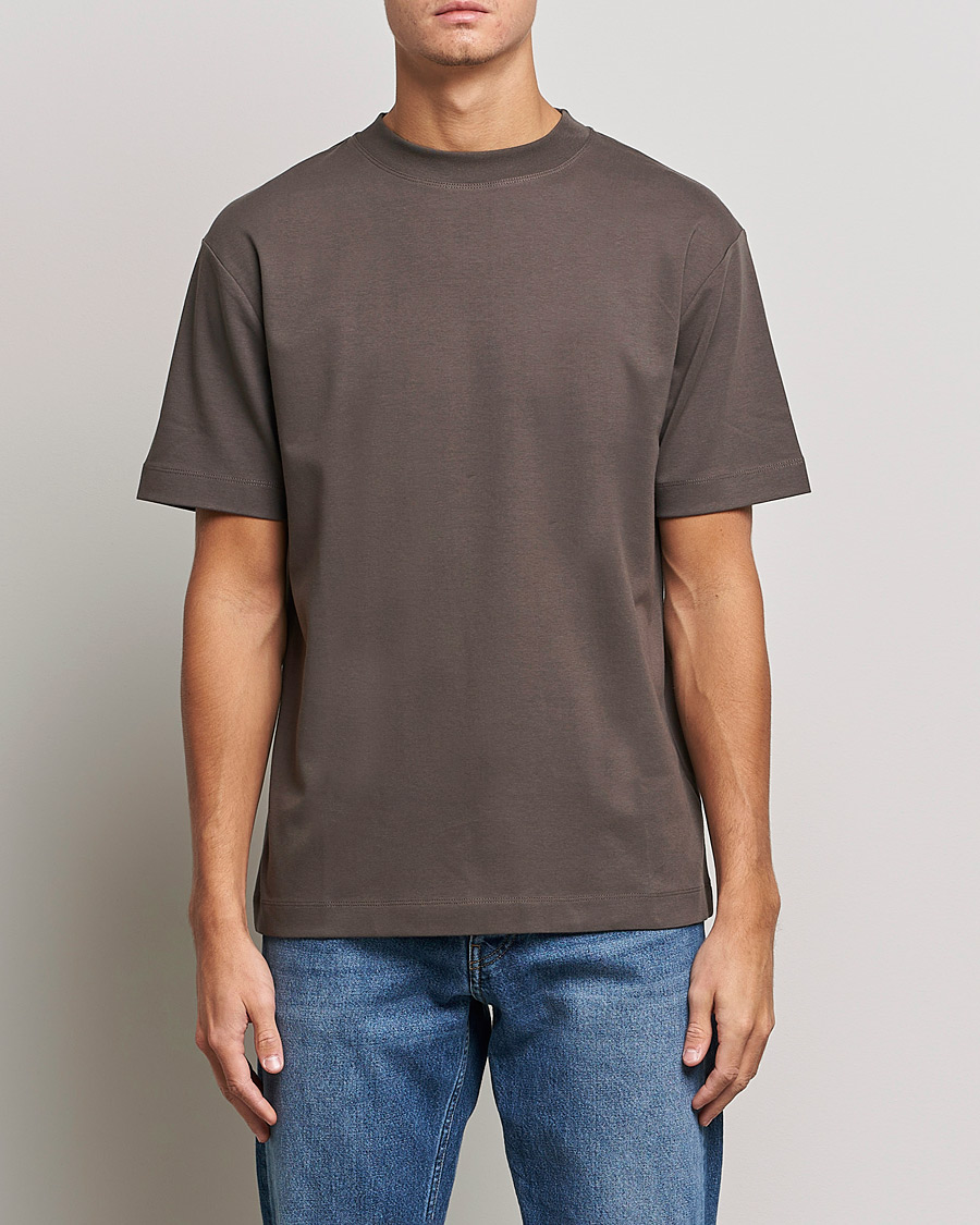 Hombres | Camisetas | Sunspel | Brushed Cotton Mock Neck Tee Dark Walnut