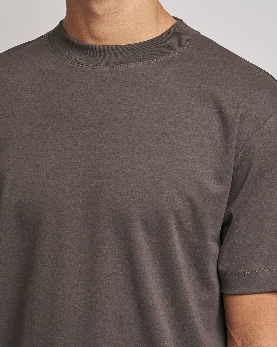 Hombres | Camisetas | Sunspel | Brushed Cotton Mock Neck Tee Dark Walnut