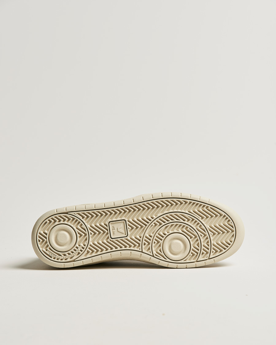 Hombres | Veja V-10 Flannel Leather Sneaker Snow/Black | Veja | V-10 Flannel Leather Sneaker Snow/Black