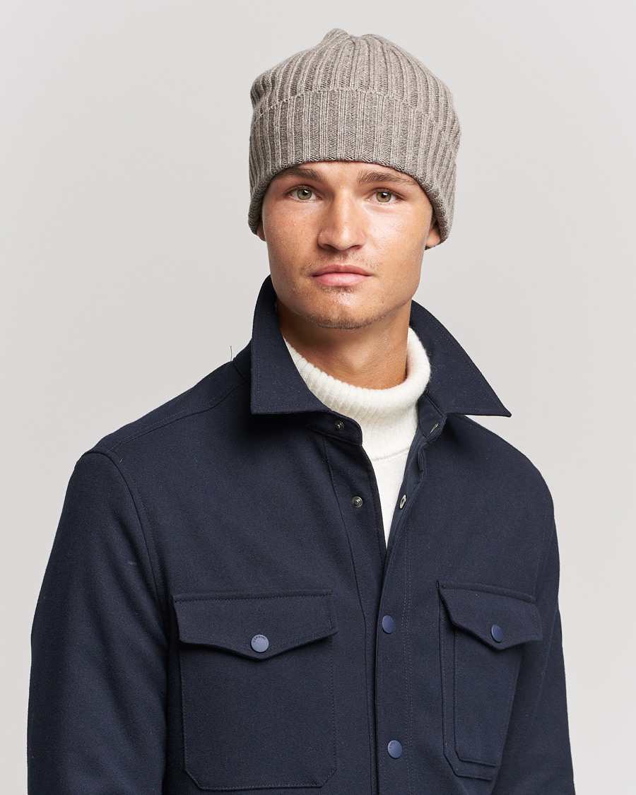 Hombres | Piacenza Cashmere Ribbed Cashmere Beanie Taupe | Piacenza Cashmere | Ribbed Cashmere Beanie Taupe