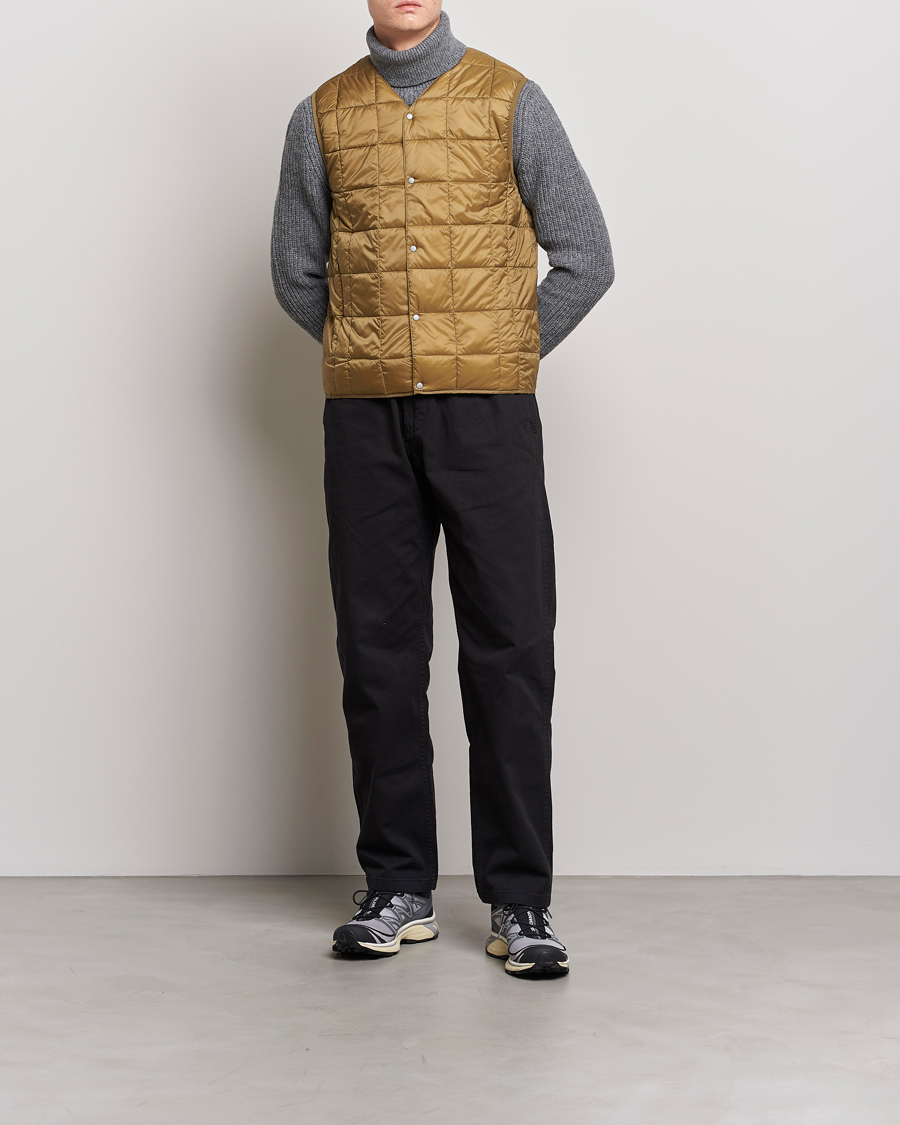 Hombres | Abrigos y chaquetas | TAION | V-Neck Lightweight Down Vest Beige