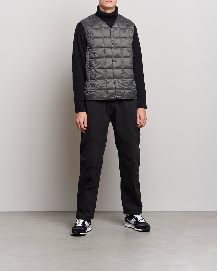 Hombres | Abrigos y chaquetas | TAION | V-Neck Lightweight Down Vest Charcoal