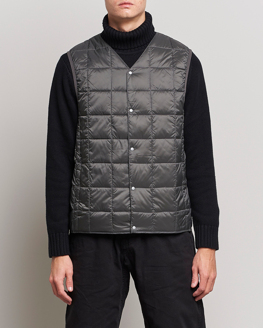 Hombres | Abrigos y chaquetas | TAION | V-Neck Lightweight Down Vest Charcoal