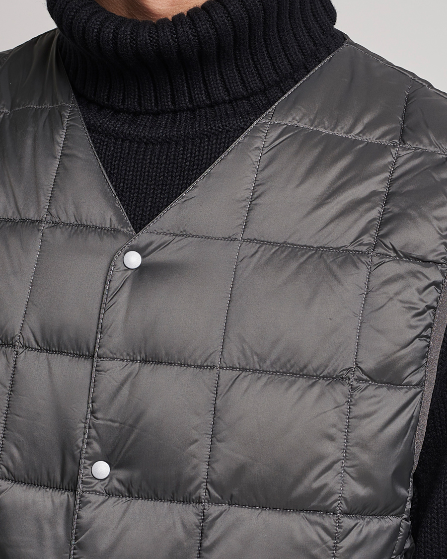Hombres | Abrigos y chaquetas | TAION | V-Neck Lightweight Down Vest Charcoal