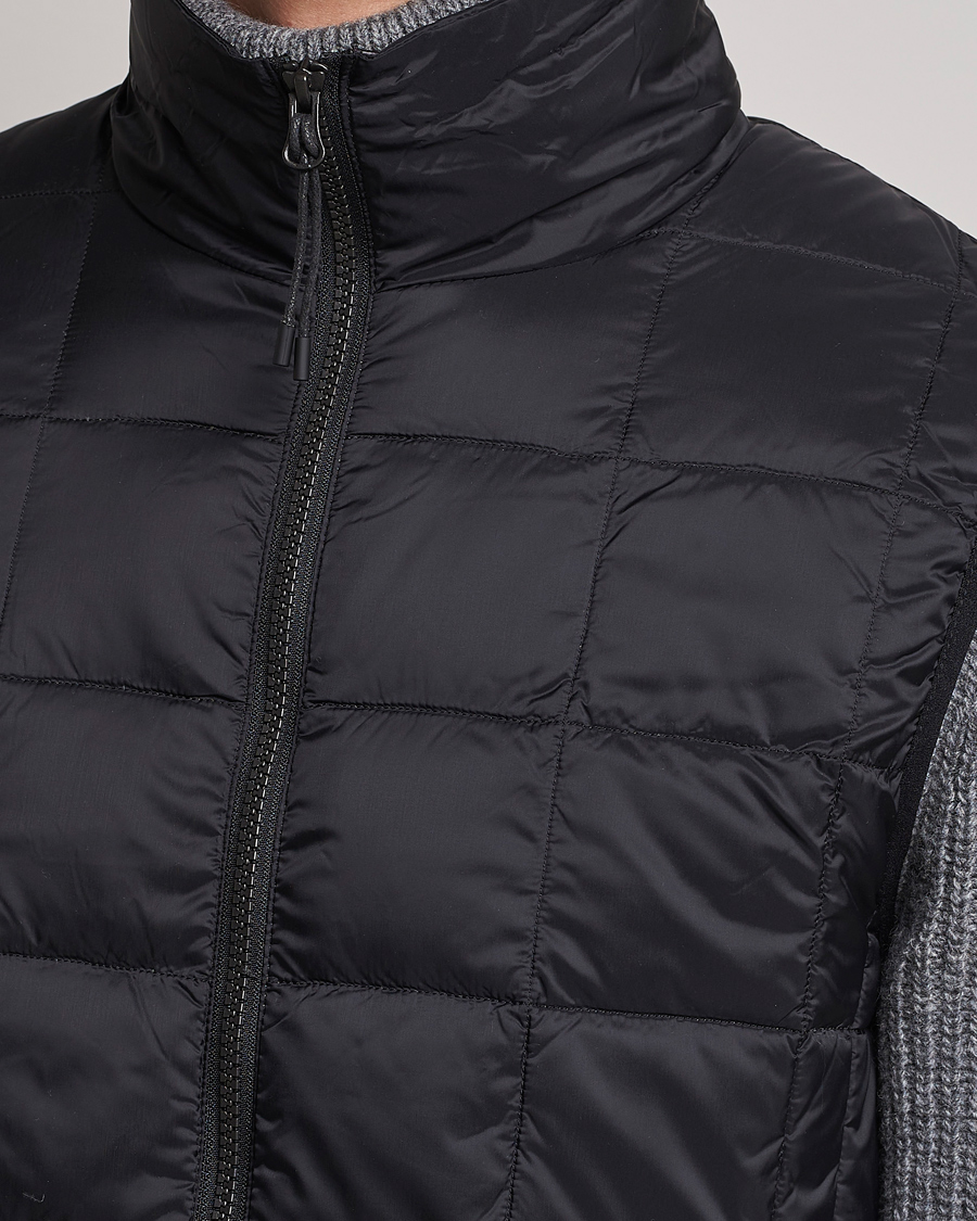 Hombres | Abrigos y chaquetas | TAION | High Neck Full Zip Lightweight Down Vest Black