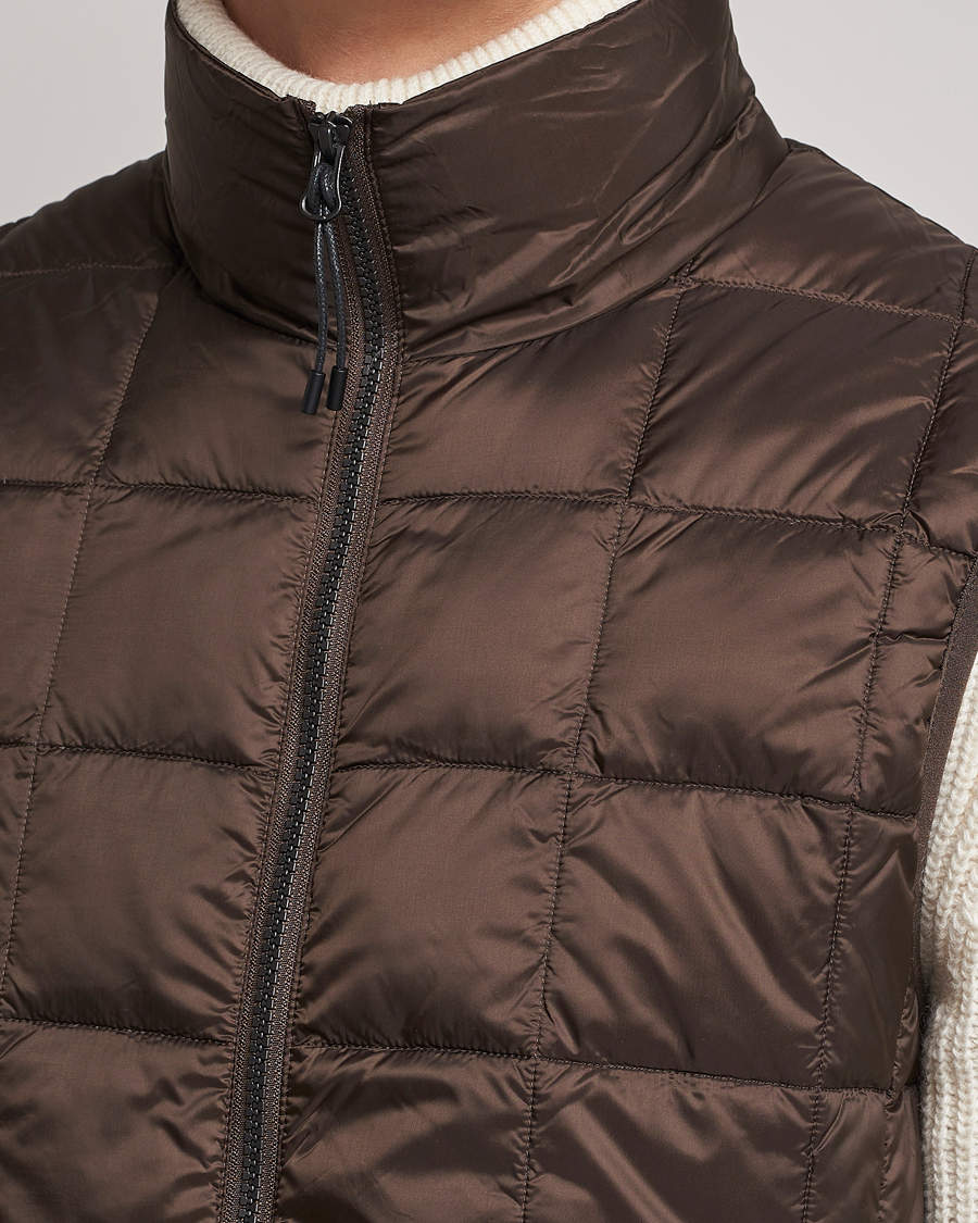 Hombres | Abrigos y chaquetas | TAION | High Neck Full Zip Lightweight Down Vest Dark Choco
