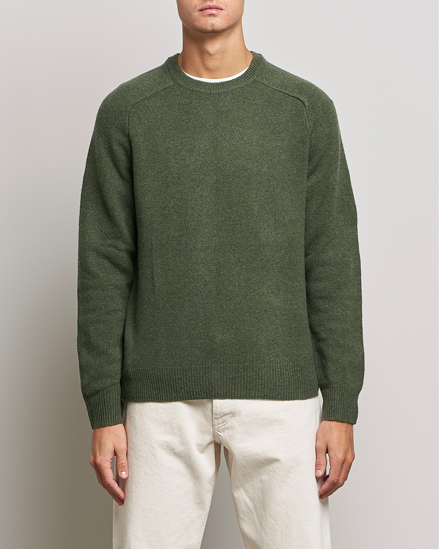 Hombres | Jerséis y prendas de punto | A Day's March | Brodick Lambswool Sweater Olive