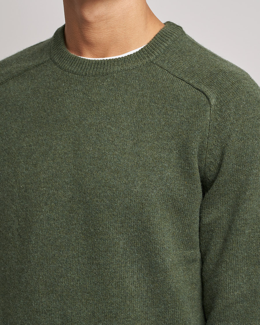 Hombres | Jerséis y prendas de punto | A Day's March | Brodick Lambswool Sweater Olive