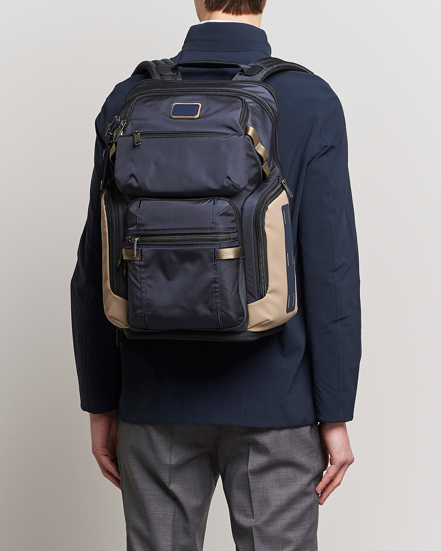 Hombres | TUMI Alpha Bravo Nomadic Backpack Midnight Navy/Khaki | TUMI | Alpha Bravo Nomadic Backpack Midnight Navy/Khaki