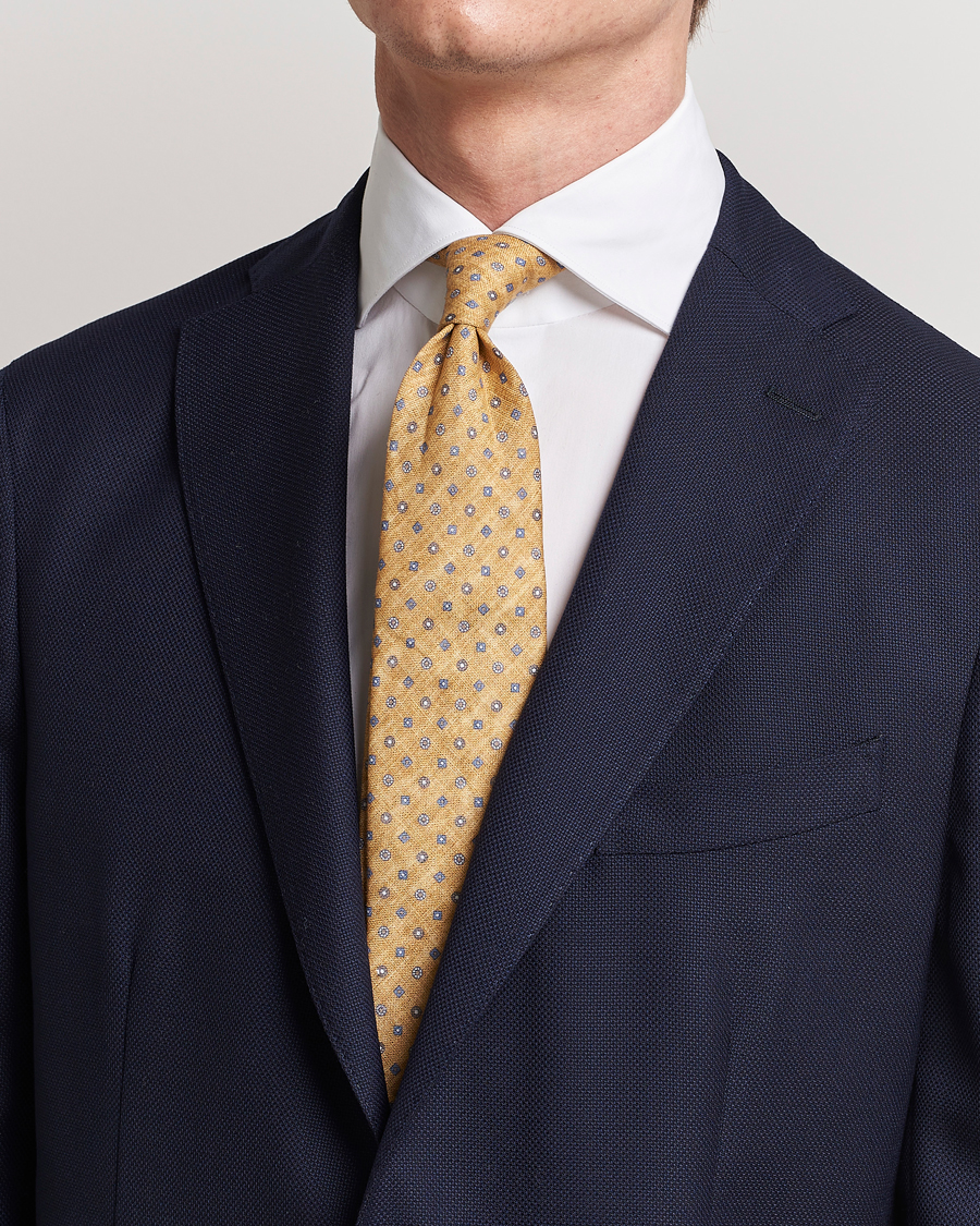 Hombres | Amanda Christensen Linen Printed Medallion 8cm Tie Yellow | Amanda Christensen | Linen Printed Medallion 8cm Tie Yellow