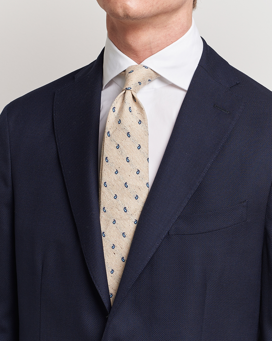 Hombres | Amanda Christensen Silk/Linen/Cotton Paisley 8cm Tie Sand | Amanda Christensen | Silk/Linen/Cotton Paisley 8cm Tie Sand