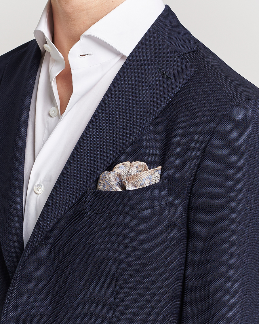 Hombres | Amanda Christensen Silk Oxford Printed Flower Pocket Square Yellow | Amanda Christensen | Silk Oxford Printed Flower Pocket Square Yellow