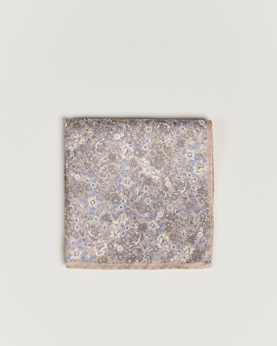 Hombres | Amanda Christensen Silk Oxford Printed Flower Pocket Square Yellow | Amanda Christensen | Silk Oxford Printed Flower Pocket Square Yellow