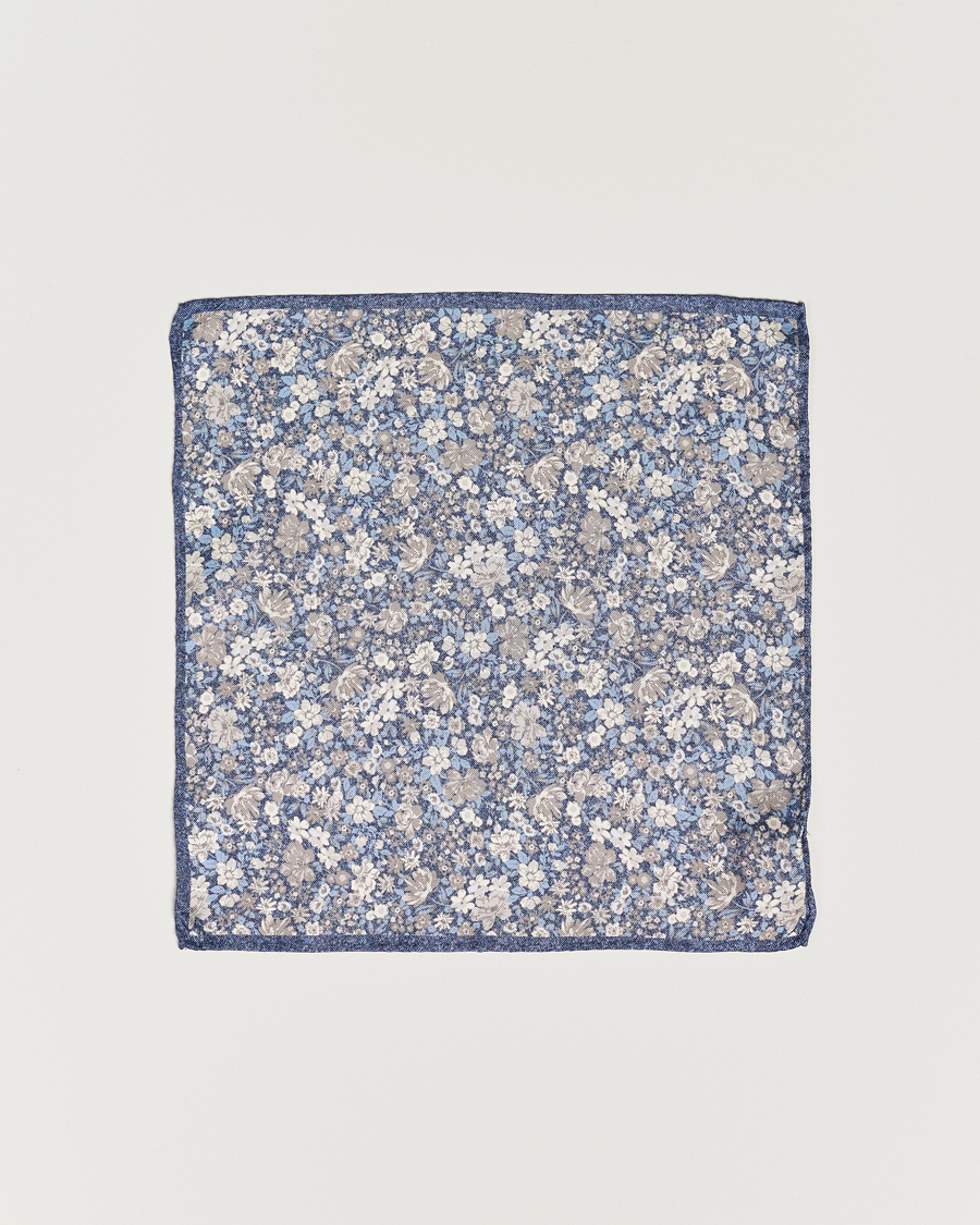 Hombres | Amanda Christensen Silk Oxford Printed Flower Pocket Square Navy | Amanda Christensen | Silk Oxford Printed Flower Pocket Square Navy