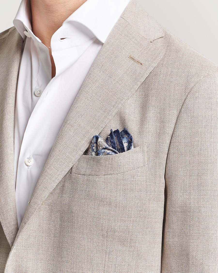 Hombres | Amanda Christensen Silk Oxford Printed Flower Pocket Square Navy | Amanda Christensen | Silk Oxford Printed Flower Pocket Square Navy