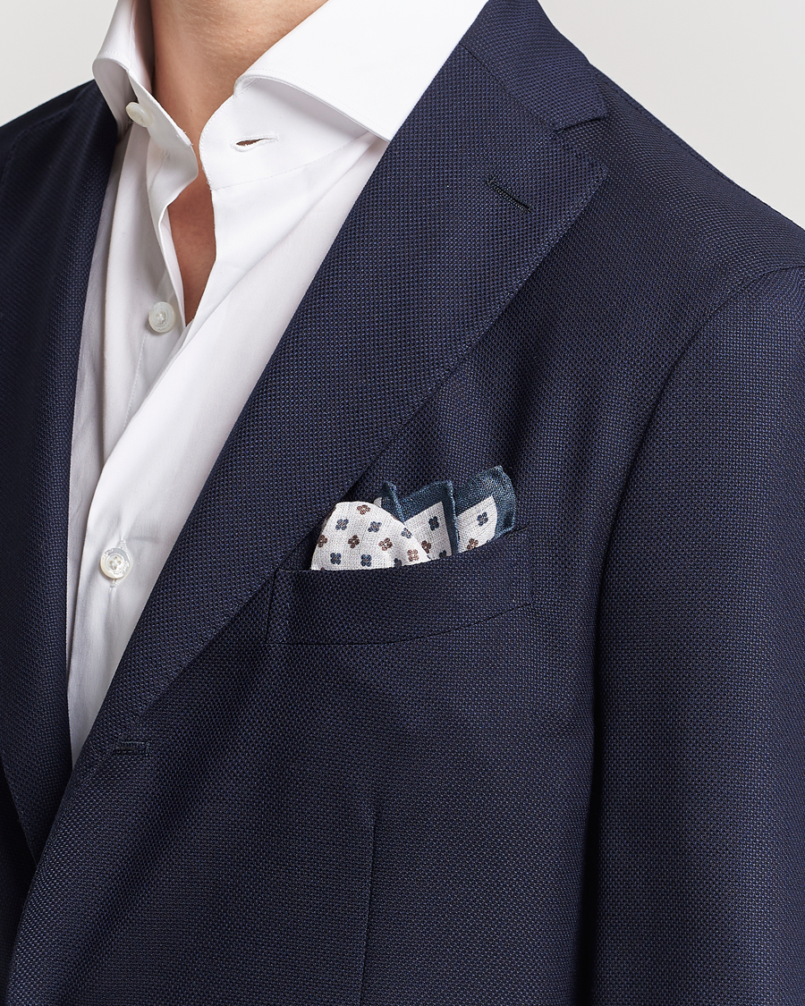 Hombres | Amanda Christensen Linen Paspoal Printed Flower Pocket Square White/Navy | Amanda Christensen | Linen Paspoal Printed Flower Pocket Square White/Navy