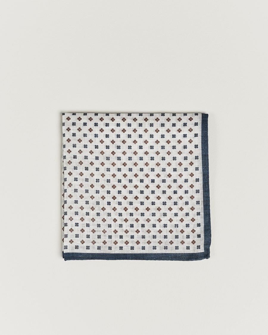 Hombres | Amanda Christensen Linen Paspoal Printed Flower Pocket Square White/Navy | Amanda Christensen | Linen Paspoal Printed Flower Pocket Square White/Navy