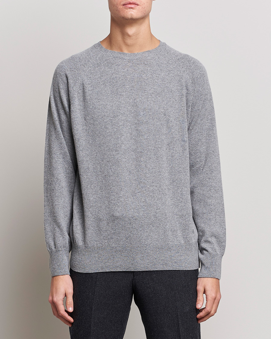 Hombres | Jerséis y prendas de punto | Oscar Jacobson | Gustaf Lambswool Raglan Crew Neck Light Grey