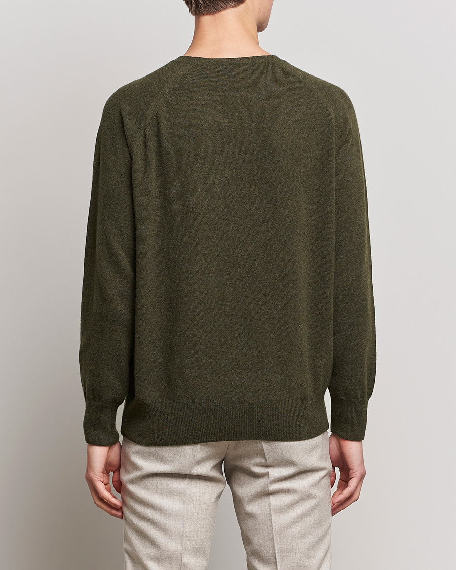 Hombres | Jerséis y prendas de punto | Oscar Jacobson | Gustaf Lambswool Raglan Crew Neck Moss Green