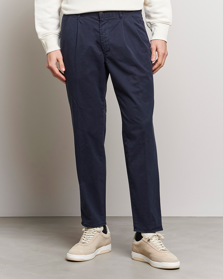 Hombres | Pantalones | Incotex | Tapered Fit Pleated Slacks Navy