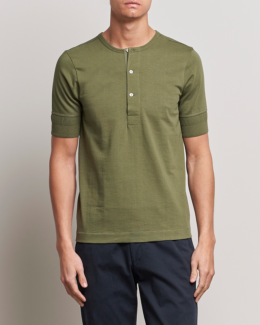Hombres | Camisetas | Merz b. Schwanen | Short Sleeve Organic Cotton Henley Army