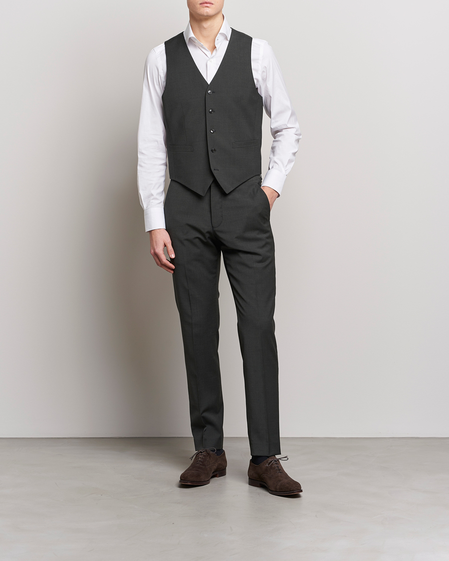 Hombres | Chalecos | Tiger of Sweden | Wayde Wool Travel Waistcoat Olive Extreme
