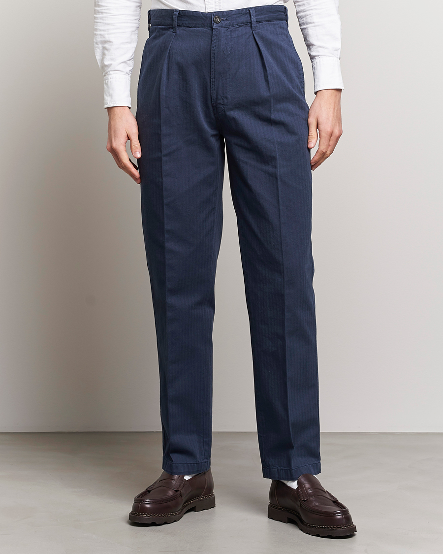 Hombres | Pantalones | Drake's | Cotton Herringbone One Pleat Chino Navy