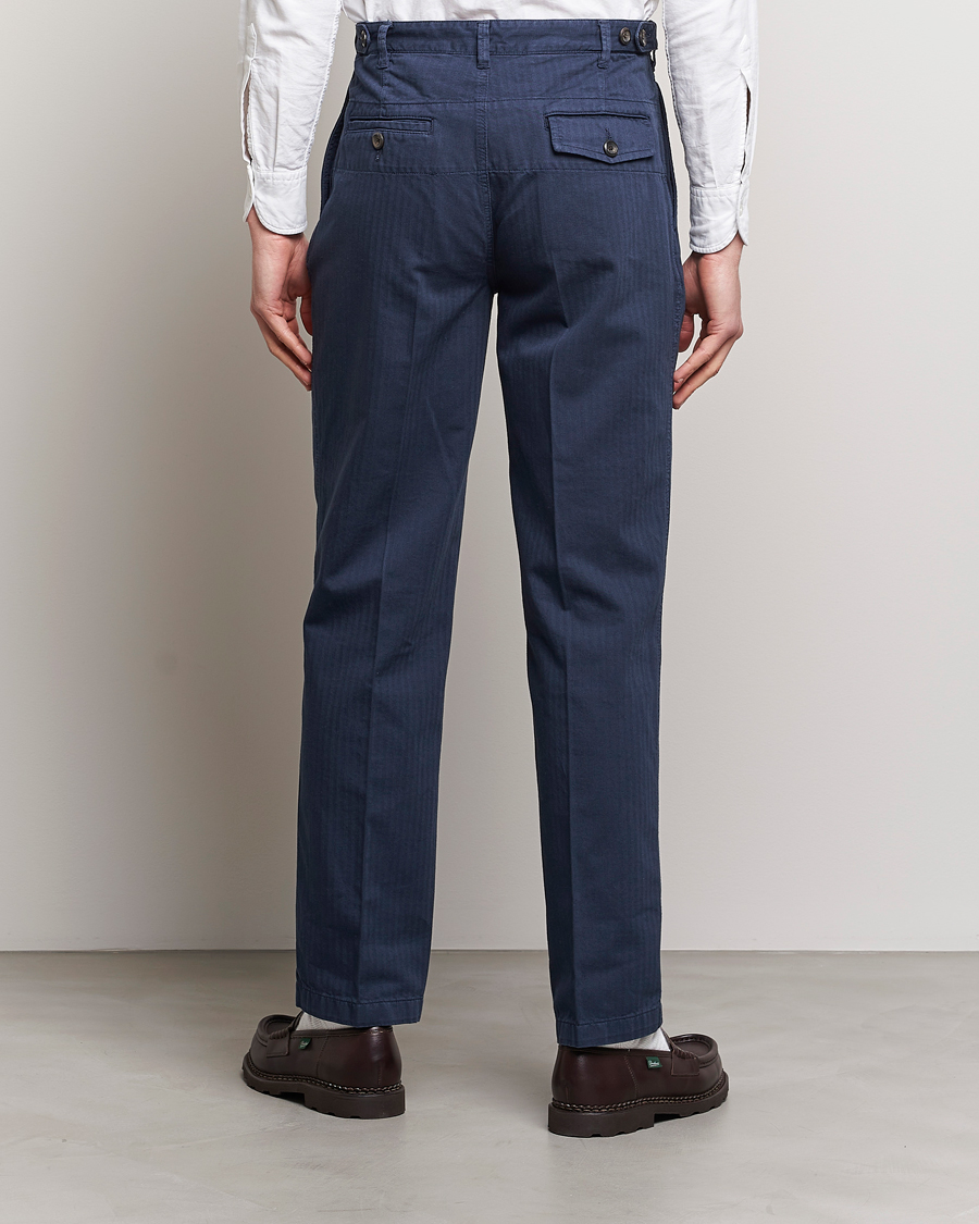 Hombres | Pantalones | Drake's | Cotton Herringbone One Pleat Chino Navy