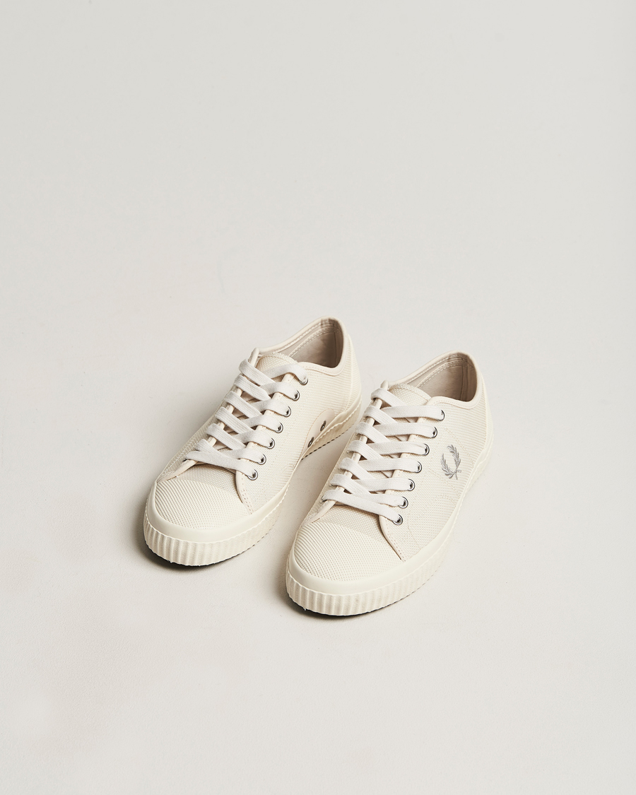 Hombres | Fred Perry Hughes Low Canvas Sneaker Ecru | Fred Perry | Hughes Low Canvas Sneaker Ecru