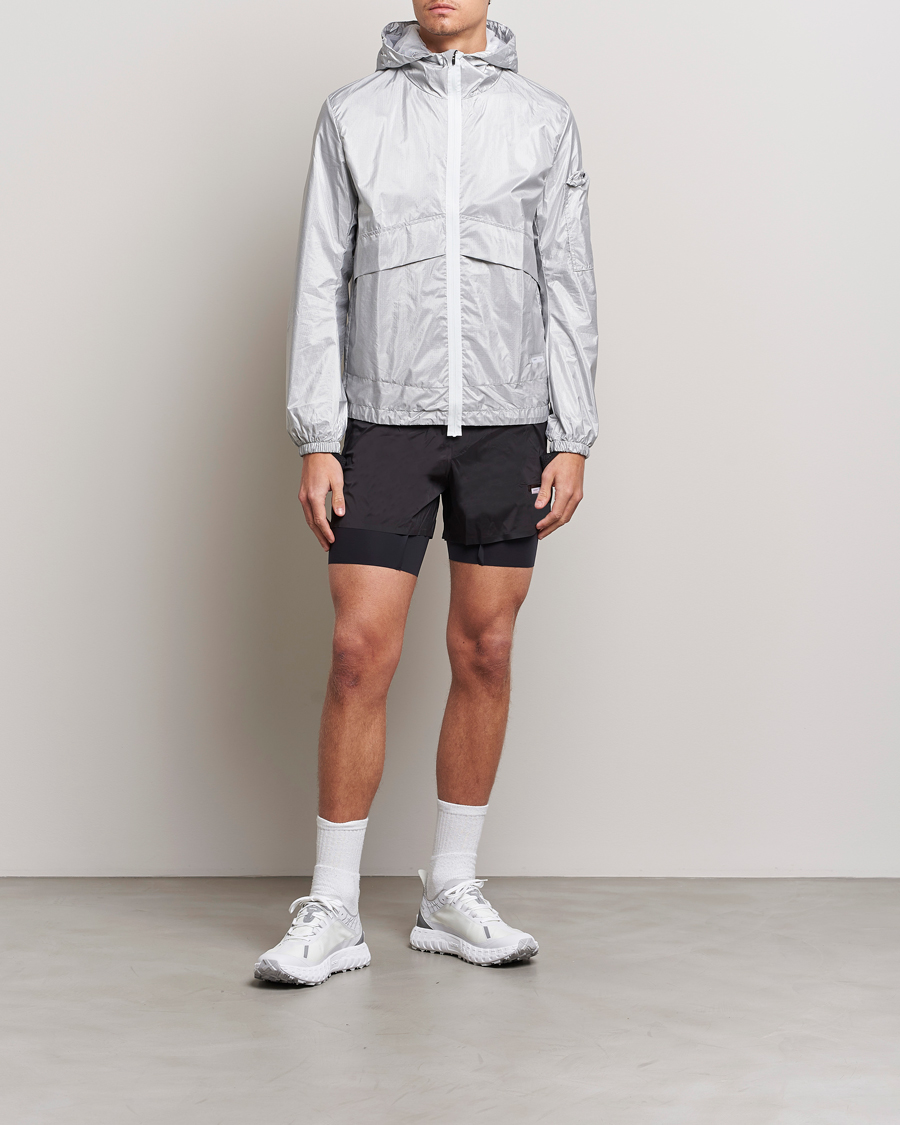 Hombres | Abrigos y chaquetas | Satisfy | SilverShell Packable Windbreaker Silver