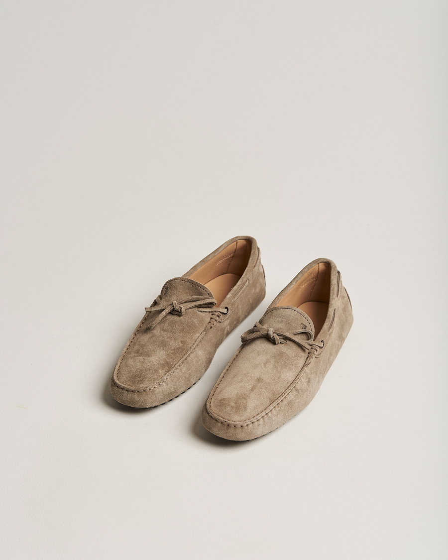 Hombres | Tod's Laccetto Gommino Carshoe Taupe Suede | Tod's | Laccetto Gommino Carshoe Taupe Suede