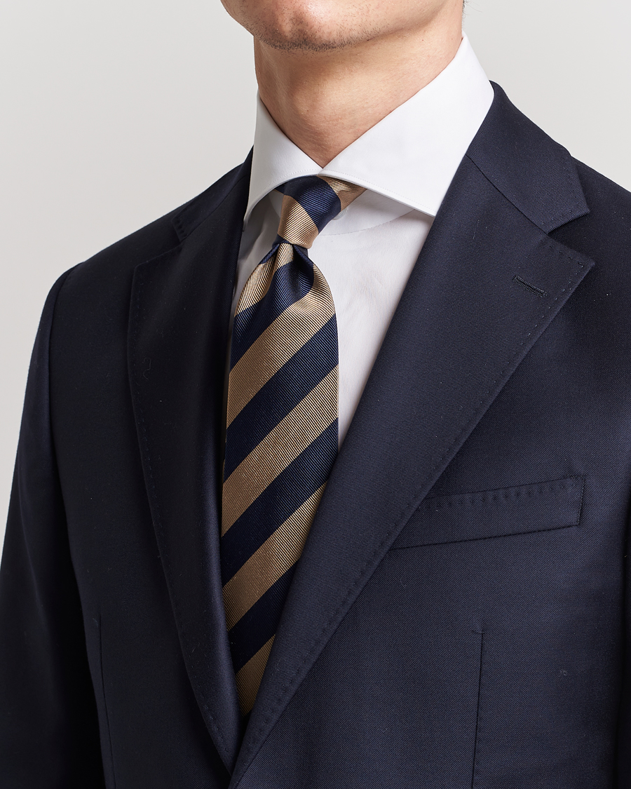 Hombres | Business casual | Amanda Christensen | Regemental Stripe Classic Tie 8 cm Sand/Navy