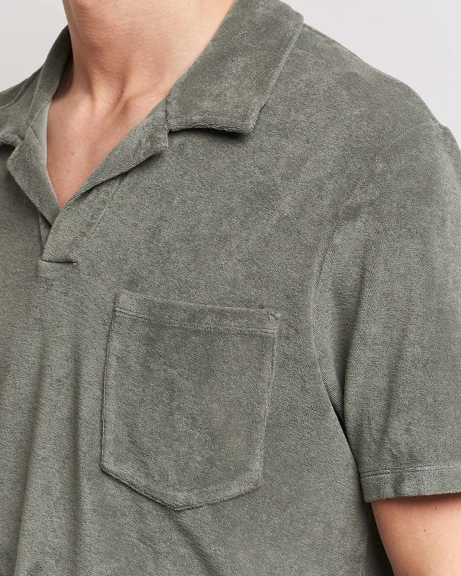 Hombres | Polos | A Day's March | Terry Polo Dusty Green