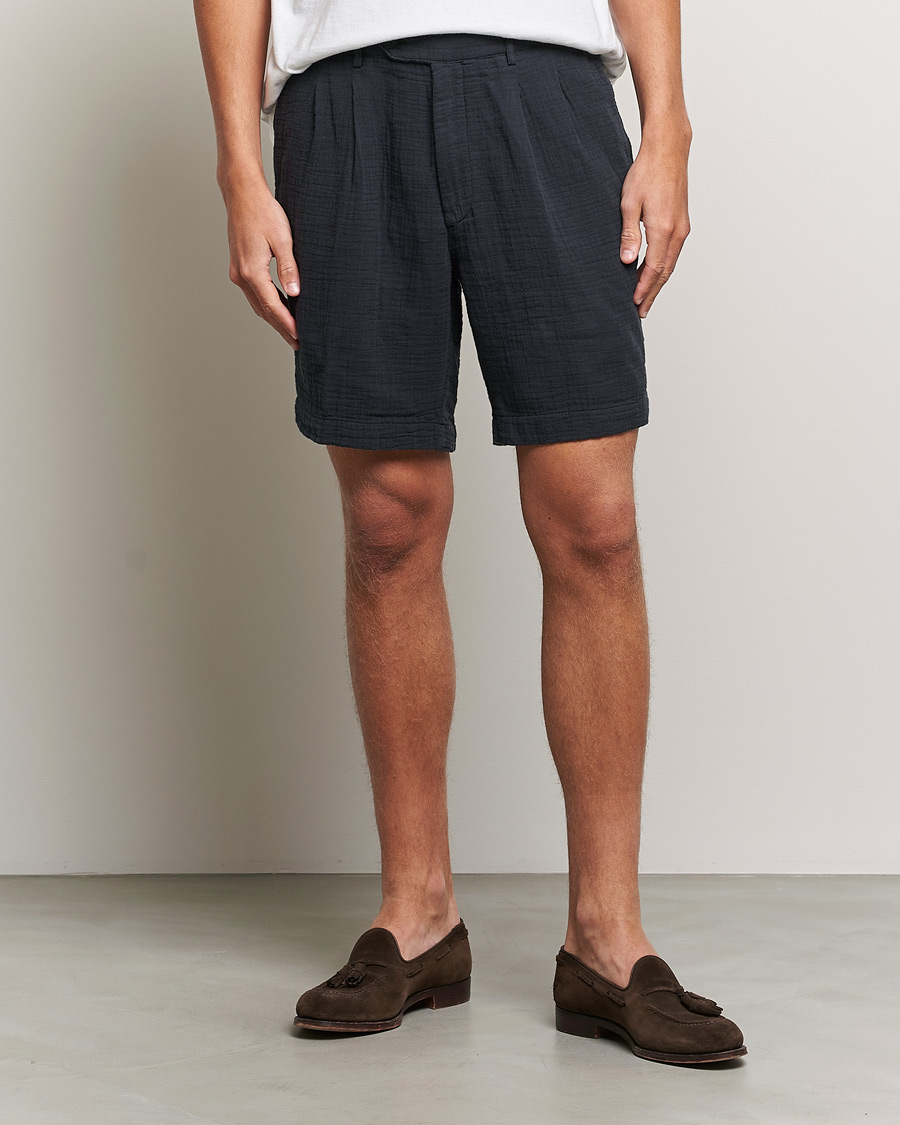 Hombres | Pantalones cortos | Oscar Jacobson | Tanker Pleated Crepe Cotton Shorts Navy