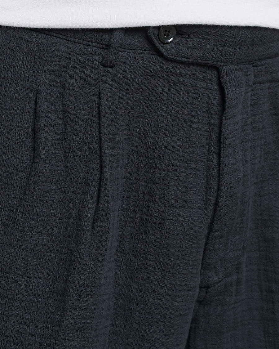 Hombres | Pantalones cortos | Oscar Jacobson | Tanker Pleated Crepe Cotton Shorts Navy