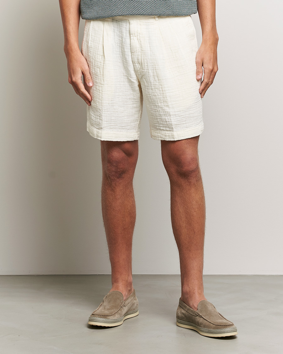 Hombres | Pantalones cortos | Oscar Jacobson | Tanker Pleated Crepe Cotton Shorts White