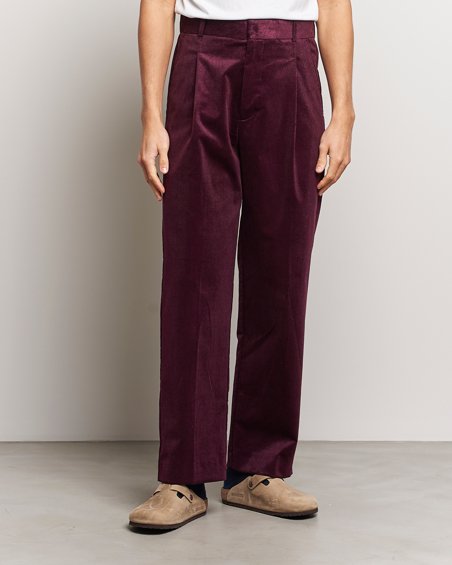 Hombres | Pantalones | Drôle de Monsieur | Pleated Corduroy Trousers Wine