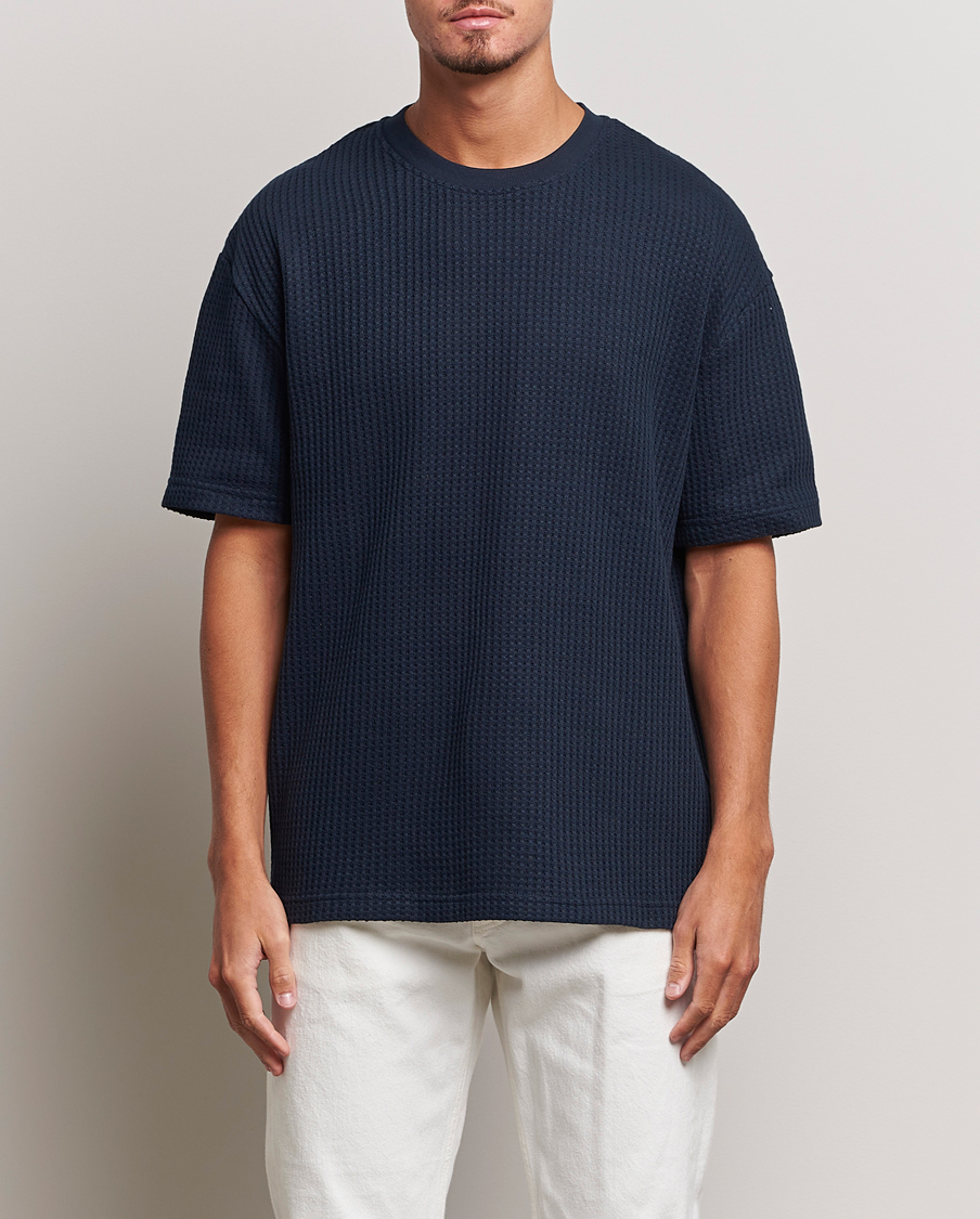 Hombres | Camisetas | Samsøe Samsøe | Samsøe & Samsøe Dino Waffle Knitted Crew Neck T-Shirt Salute Navy