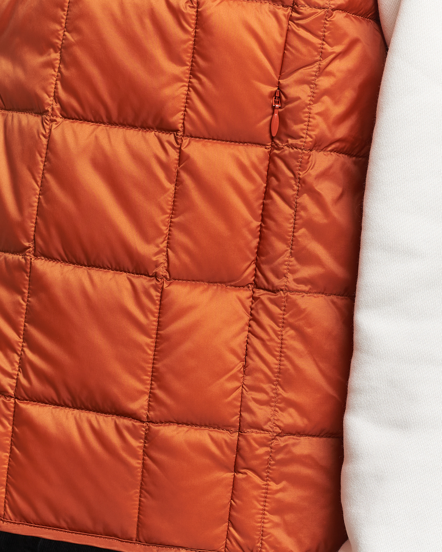 Hombres | Abrigos y chaquetas | TAION | V-Neck Lightweight Down Vest Brick Orange