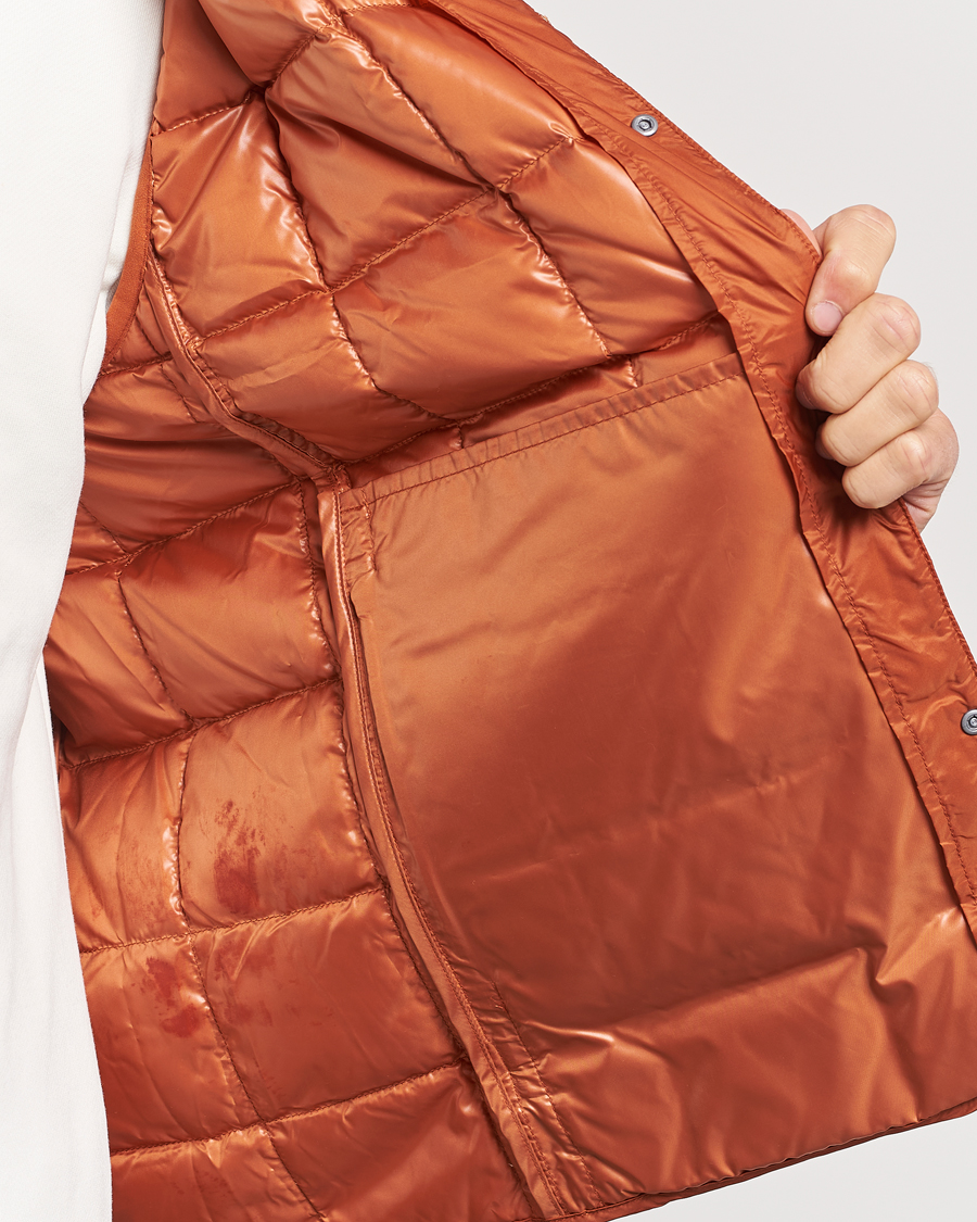 Hombres | Abrigos y chaquetas | TAION | V-Neck Lightweight Down Vest Brick Orange