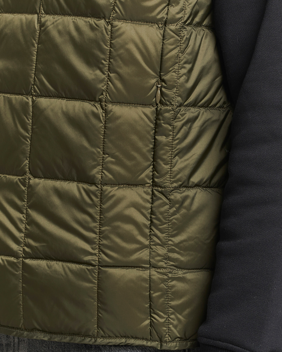 Hombres | Abrigos y chaquetas | TAION | V-Neck Lightweight Down Vest Dark Olive