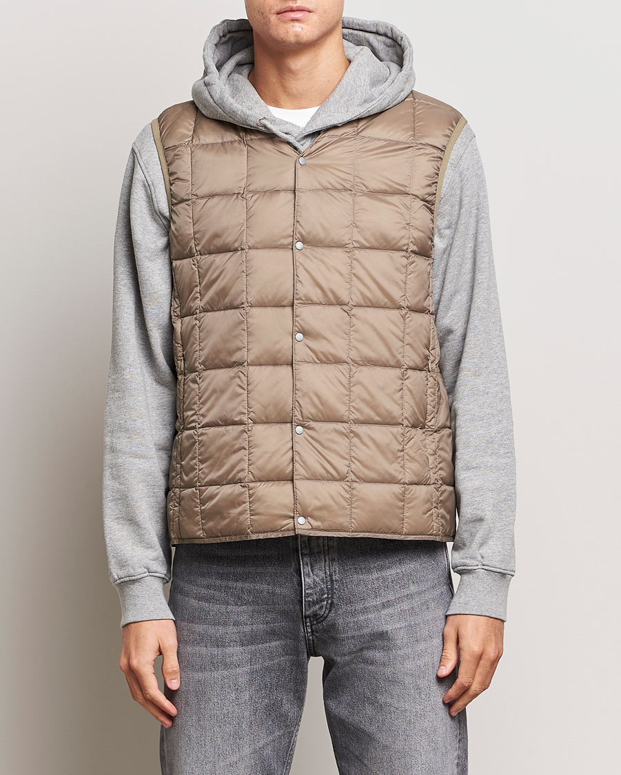 Hombres | Abrigos y chaquetas | TAION | V-Neck Lightweight Down Vest Khaki